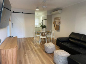 'Rocks Retreat' - Dunbar Court Unit 2 - Renovated & Centrally Located